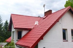 Czerwony dach po malowaniu